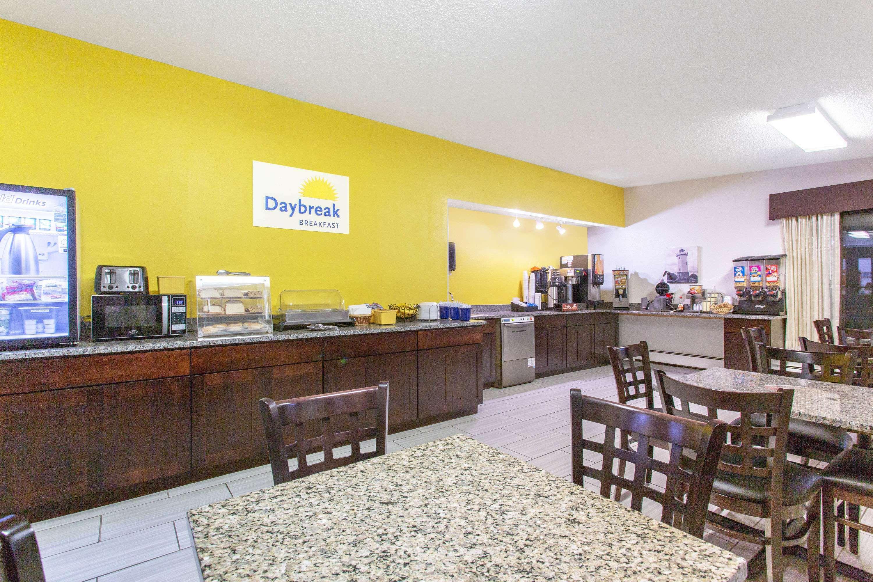 Days Inn By Wyndham Фон-дю-Лак Экстерьер фото